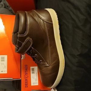 Used boy's Deer Stags Niles little/big kid features. Sz 6M